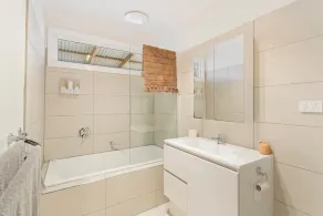 Beautiful Bungalow Pet-Friendly & Walk to Beach - Image 4