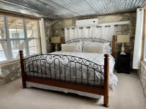 Robert Wood Art Cottage - Near Floores Country Store, SeaWorld & Fiesta Texas - Image 4