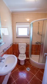 tipo de propiedad es apartamento en casa. El apartamento es para 4 personas. - Image 2