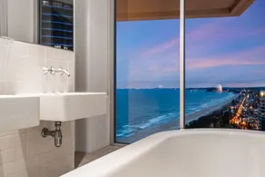 2 Level 3 bedroom luxury apartment with 180 degree views - Image 4