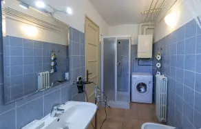 Apartamento em chalé de pedra, rodeado por vegetação, a poucos passos do lago - Image 2