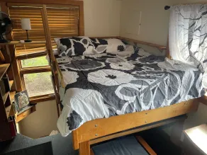 Nature Retreat, Pet Friendly Cozy Cabin On 80 Acres With Fields & Forrest Trails - Image 4