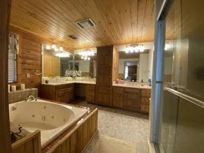 6 BR Log Home in Piney Woods of East TX with hot tub and POND - Image 5