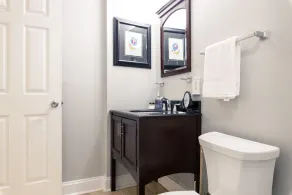 NEW Cosy Apt in Shaw-Sleeps 4 WALK to White House - Image 3