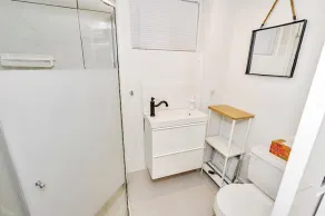 Limpo, branco, brilhante e próximo ao metrô Woodbine - Image 3