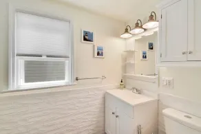 Cheerful 2-bedroom shore cottage with free parking - Image 4