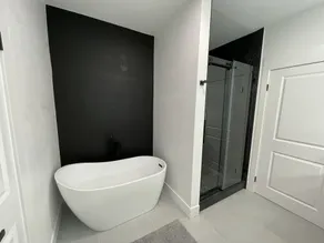 Luxury Modern Condo 3-min from Six Flags w/PS5, 1GB Fast Wi-fi Kingbed - Image 3