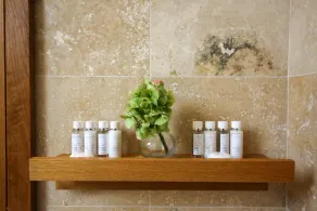 Beautifully presented Cotswold holiday cottage with a hot tub - Walnut Barn - Image 4