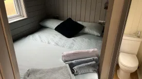 Tranquil Cabin Retreat- Sleeps 2 Parking - Image 5