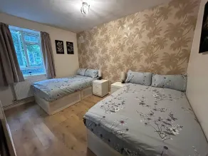 Charming Three Bedroom 5 Double Bed Apt in London - Image 4