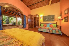 Belle hacienda espagnole climatisée avec une cour et une piscine magnifiques - Image 5