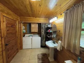 Cabin in the woods overlooking Grenada lake. - Image 2