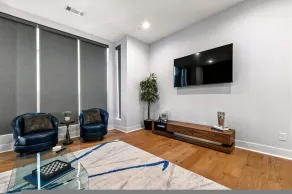 Luxurious Midtown Home Rooftop Views by Silverx - Image 2