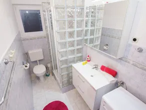 Holiday Apartment With a Private Terrace & Hot Tub, Near the Beach - Image 4