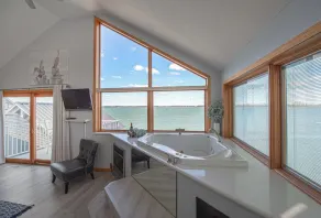 Lake front 4-bedroom vacation home with pool and  tiki bar! - Image 4