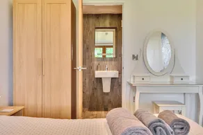 Relaxing Room With Ensuite Rutland Point - Image 4