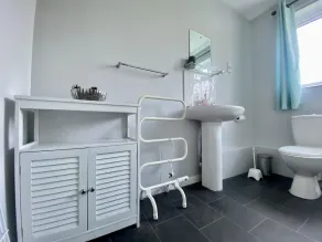 Charming Spacious 3-bedroom Beach Holiday House, Norfolk - Image 2
