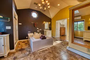 Spa-quality amenities, dog friendly, close to trails, IN Dunes Nat’l Park - Image 5