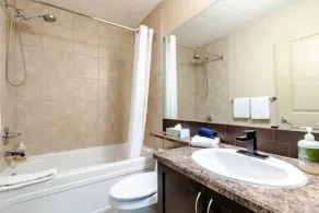 Penthouse Studio / New Queen Bed / Balcony - Image 4