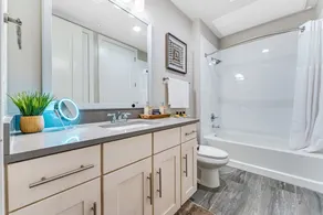 ⭐️New⭐️ Luxury King Suite Near Airport | Lake View | Fast WIFI | FREE Parking - Image 5