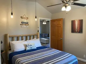 Guest House with Private Hot Tub, Shared Pool, and Walk to Town - Image 5