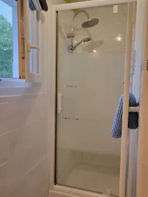 ganska litet hus med terrass och privat parkering på upphöjda botten - Image 3
