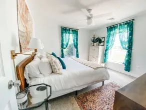 Sea La Vie, HOTTUB, Fire Pit, Stargazing, Pets, Huge yard~3 Blocks 2 Bay Sunsets - Image 3