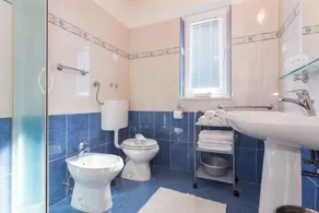 Holiday apartment with balcony and air conditioning - Image 4