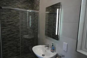 ★New Penthouse Apartment, Fully Air Con, 100 Mbps Wifi, Sleeps 5★ - Image 3