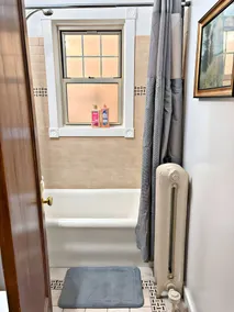 Perfectly Located 1BR - Hinman D2 - Image 3