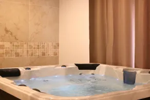 Bed and breakfast for lovers with private spa - Image 2