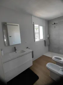 Prachtig Appartement met Zeezicht, Zwembad en Dakterras - Image 2