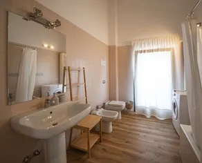 New and elegant apartment directly overlooking the lake:wonderful view - Image 2