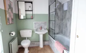Stylish Coastal Cottage - Image 2