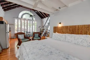 New Coastal Rose - Bright Loft with High Ceilings - Image 5