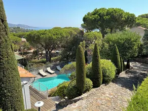Ste Maxime La Nartelle Villa 10 Personnes, 5 Chambres, Piscine, Jardin, Vue mer - Image 4