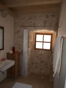stilfullt renoverat stenhus med komfort, havsutsikt, pool och stor trädgård - Image 3