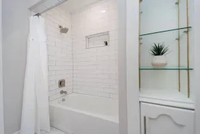 Modernized home - Ready for your family! 3 bedroom/2bathrooms, NO STAIRS - Image 5