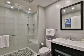Condo de luxe, récemment rénové, grand salon et salle à manger, 2 chambres, 3 salles de bain - Image 3