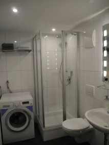 Luminoso appartamento moderno in una posizione tranquilla con ingresso e patio propri - Image 4