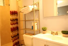Nice & Cute 4B2B w 2TVs Mid-Term Rental Available - Image 2