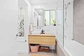 Hillside in the heart of Burleigh! - Image 3