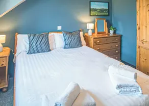 2 Bedroom Apartment with Hot Tub - Image 3