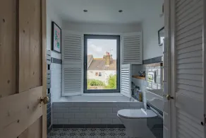Beautifully designed, stylish holiday home, seconds from the beach - Image 3