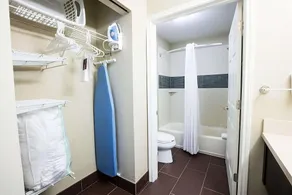 Best Place to Stay in Austin! Free Breakfast, Outdoor Pool, Pets Allowed! - Image 5