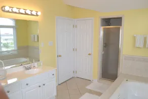 Lindo e espaçoso Townhouse com quatro quartos.  Ótima localização! - Image 3