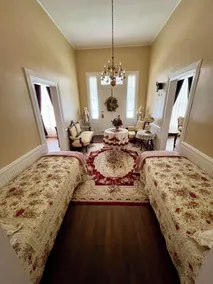 LA BELLE MAISON - Beautiful 1850 Historical home just across from Lions Park! - Image 4