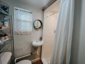 Tiny Cottage w/ private courtyard steps from Historic Downtown Sanford - Image 5