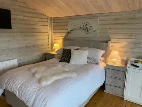 Adorable Cabin in the Countryside - Image 5