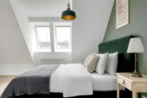 Premium Hernals 3BR w/ Balcony & Elevator, nr Lidlpark, by Blueground - Image 4